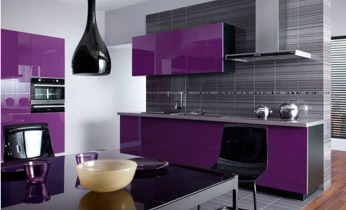 Bucatarie cu mobilier violet