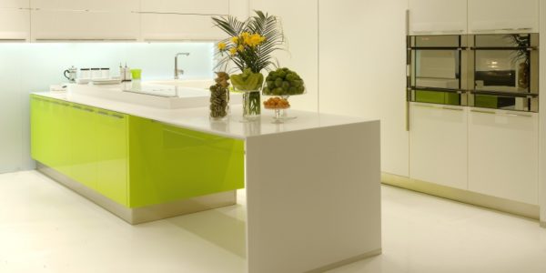 Bucatarie moderna cu mobilier alb-verde