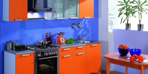 Design albastru portocaliu in bucatarie