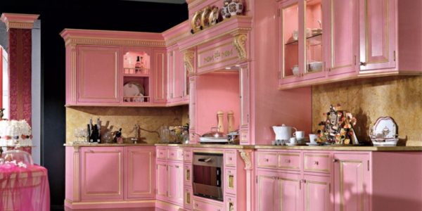 Bucatarie clasica cu mobilier roz
