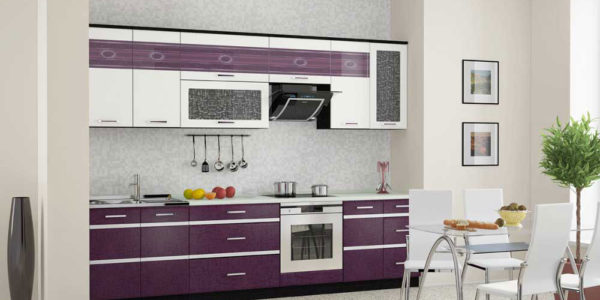Bucatarie cu dining si mobilier violet aubergine