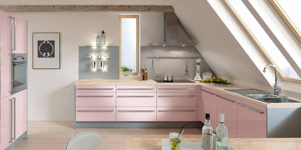 Bucatarie eleganta cu decor roz-alb