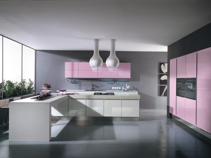 Bucatarie moderna cu decor roz-gri