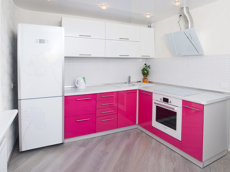 Bucatarie moderna cu mobilier alb-roz
