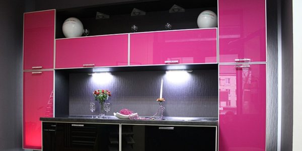 Mobilier negru-roz bucatarie moderna